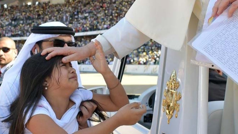 Nena burló la seguridad y logró saludar al Papa