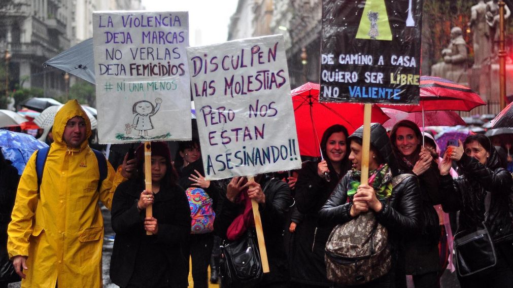 Las mujeres se preparan para volver a marchar. (Jonatan Moreno/Diario Crónica)