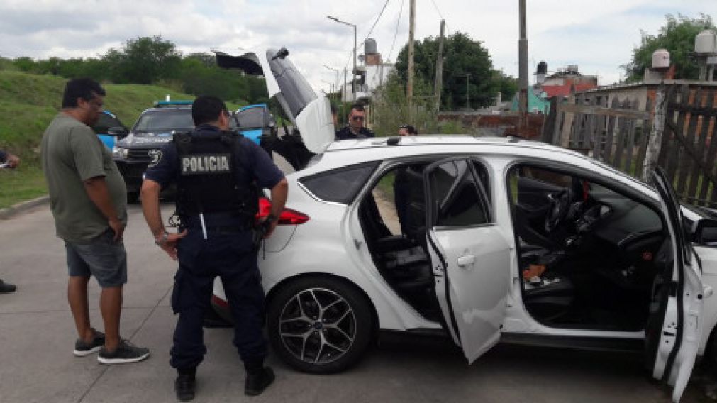 El auto de los forajidos y los objetos que fueron secuestrados.