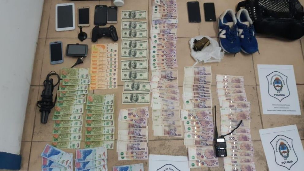 Algunos de los elementos secuestrados a los delincuentes, que tenían gran cantidad de efectivo.