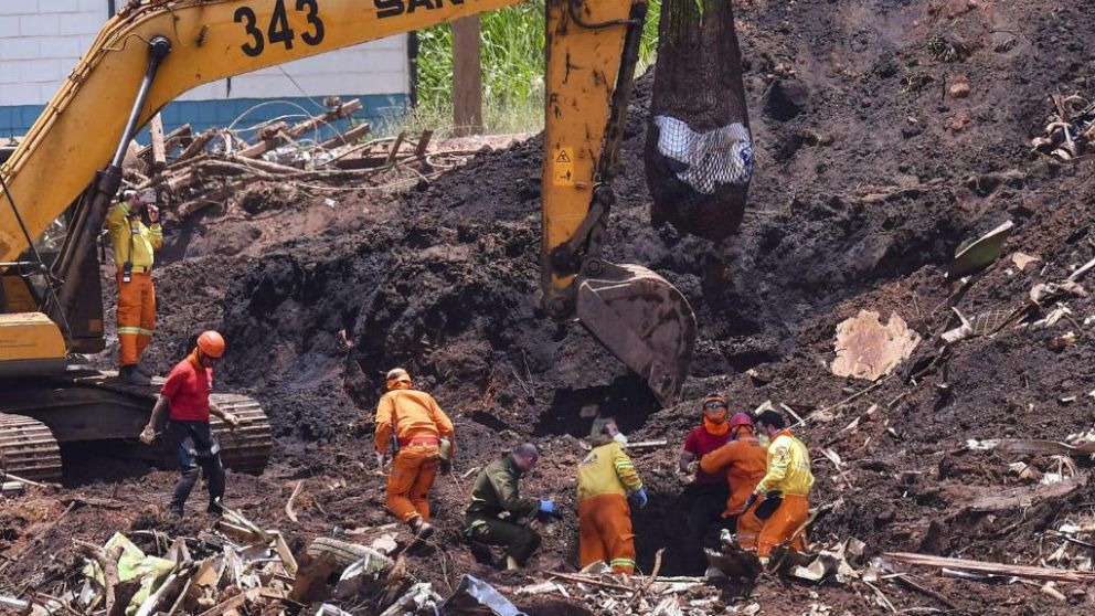 Rescatistas, con las labores a contrarreloj (EFE).