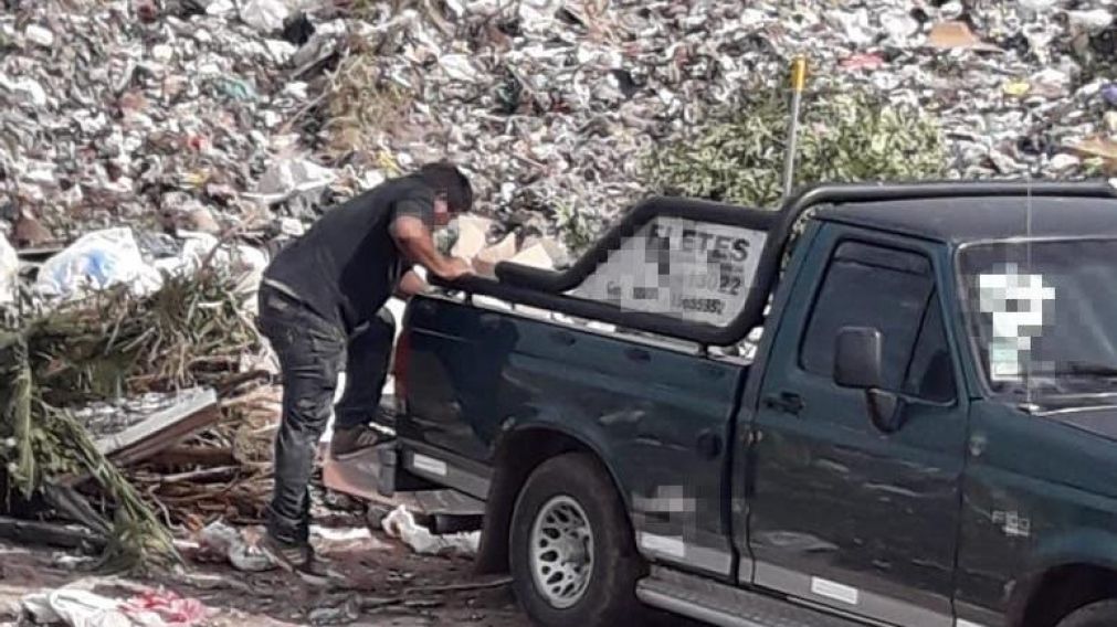 De esta forma descargan los ataúdes en el basural. (Gentileza Pergamino Verdad)