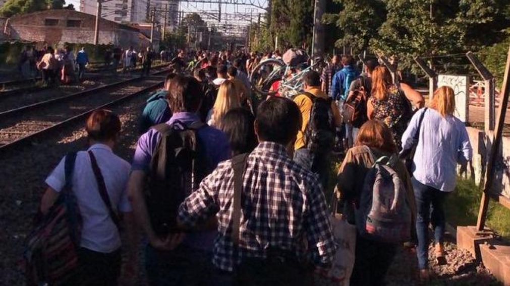 Cientos de pasajeron debieron abandonar la formación detenida.