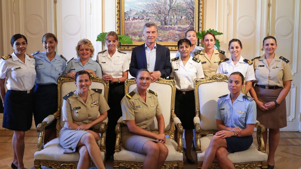 El presidente se interiorizó sobre el trabajo que llevan a cabo diariamente en las Fuerzas Armadas.