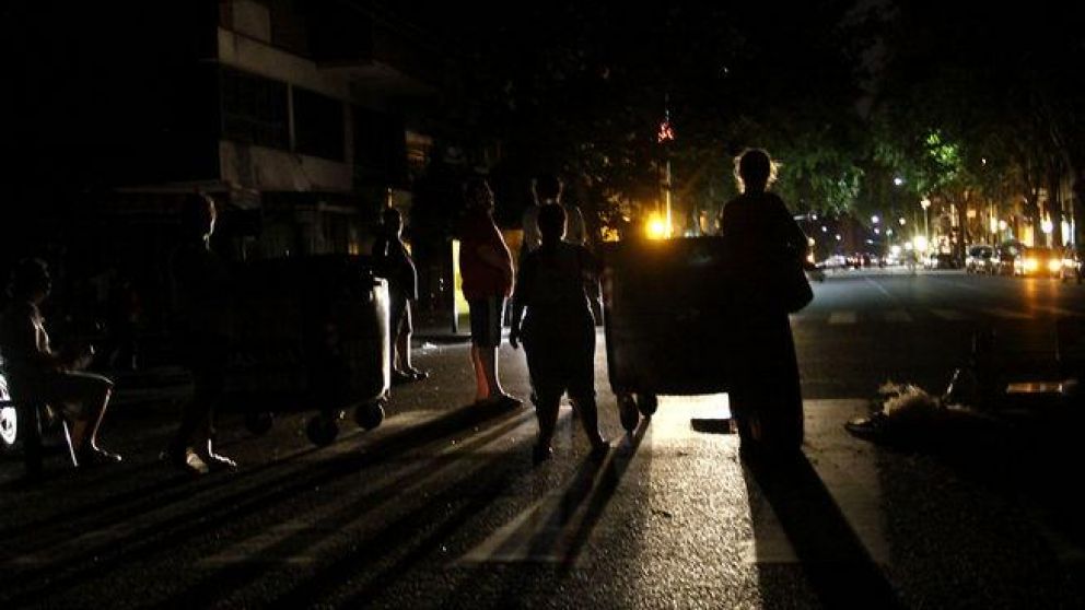 Los vecinos reclamando ante los reiterados cortes.