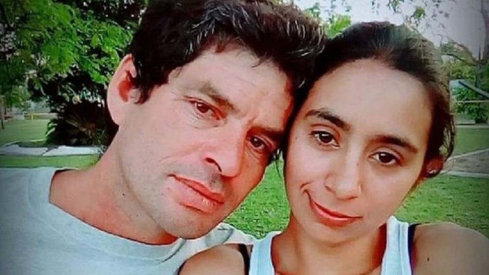 El femicida, junto con su víctima.