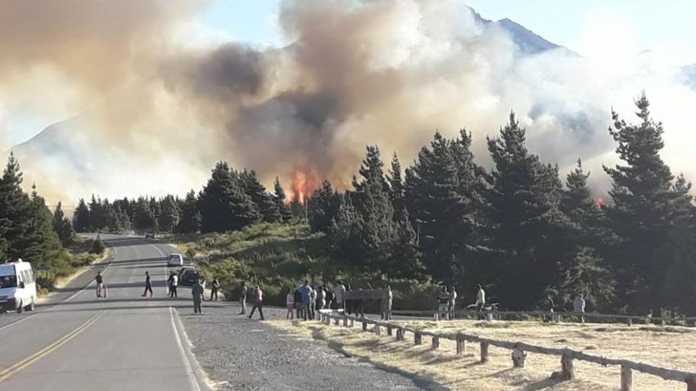 Pese a los esfuerzos por combatir las llamas, los focos siguen activos (gentileza @ZampellaOsvaldo).
