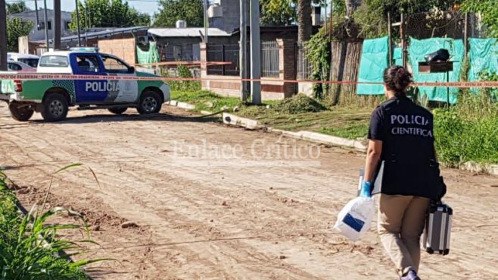 Una testigo manifestó a los efectivos que instantes antes la joven estaba parada en el medio de la calle sin compañía alguna.