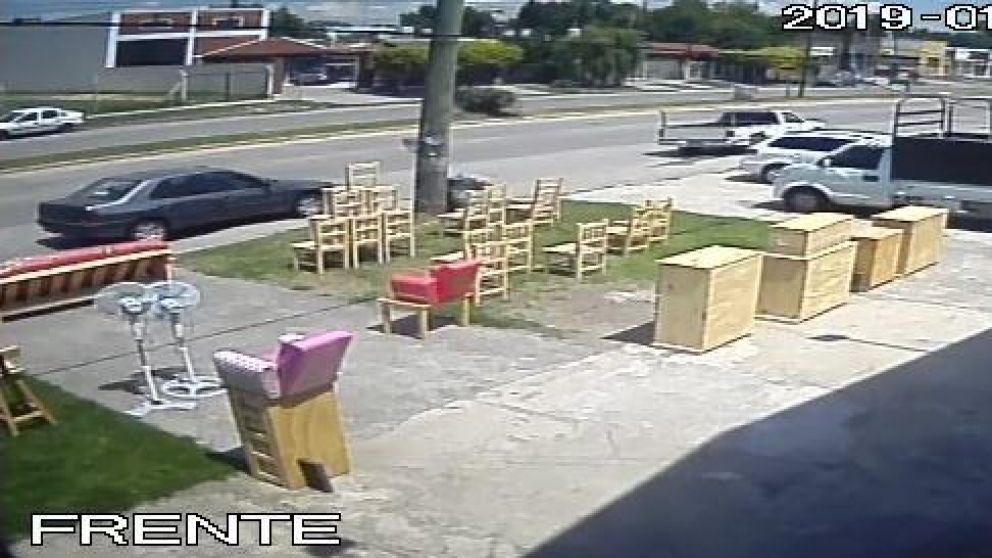 Rápidos y acalorados: motochorros roban mueblería de forma insólita