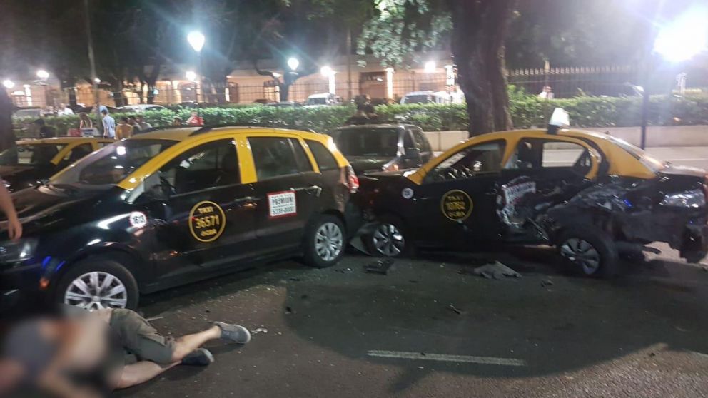 La policía continúa trabajando en el lugar. (Gentileza @TransitoTwiit).