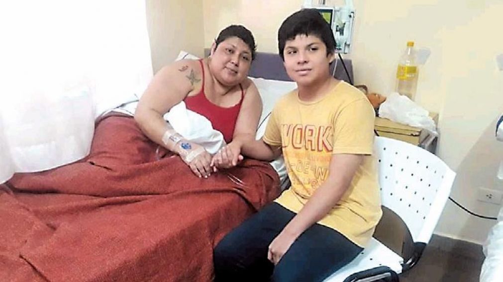 La valiente mujer junto a uno de sus hijos.