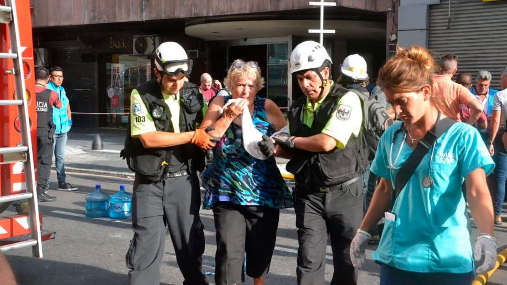 Así rescataban parte de los afectados. (Télam).