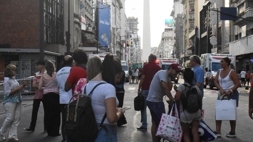 Dos muertos, 52 heridos y 60 evacuados el saldo del incendio. (Crónica/Pablo Villán)