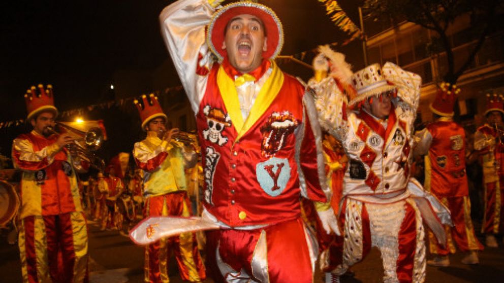 Desfilarán más de 100 murgas en barrios y plazas.