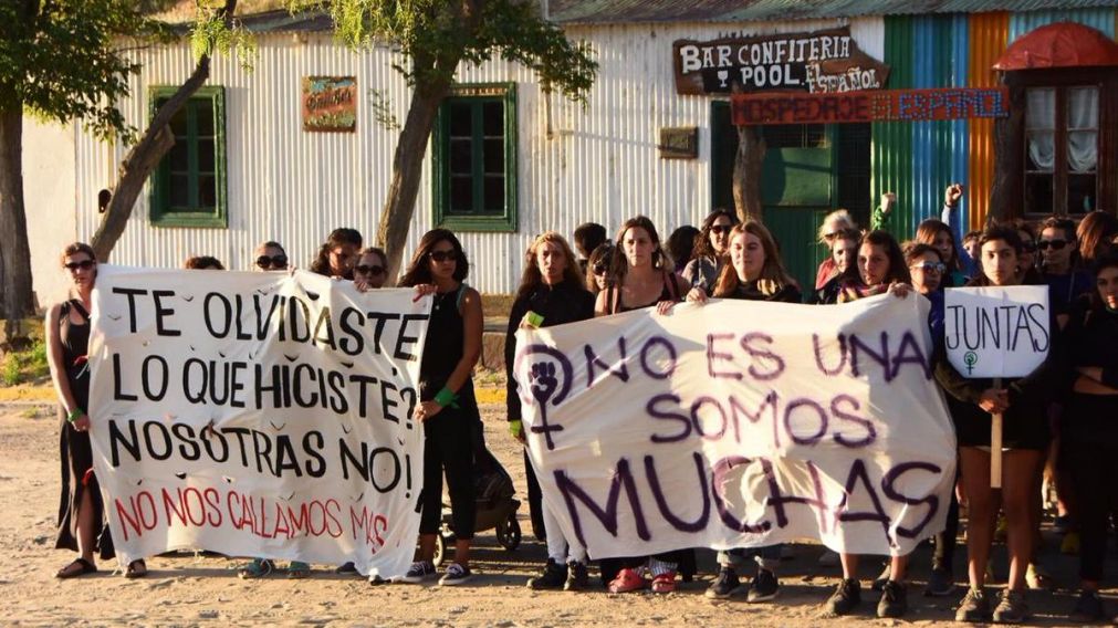 Las mujeres y un mensaje claro. (Gentileza @madrynoticias)