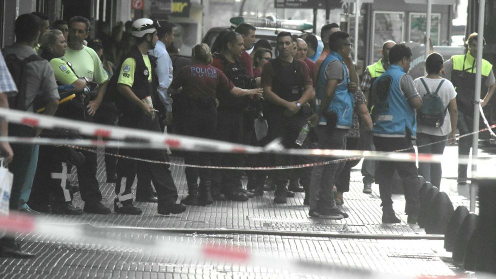 Decenas de policías y bomberos trabajaron en la zona. (Diario Crónica/Pablo Villan)
