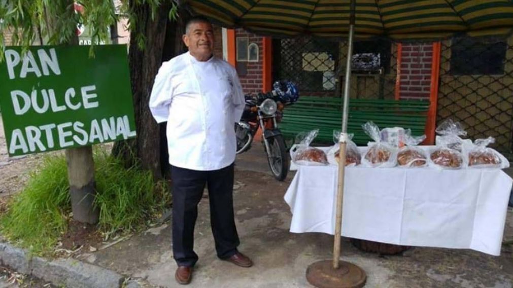 Bulacio exhibe con orgullo sus delicias, en una esquina de Jos� Marmol.