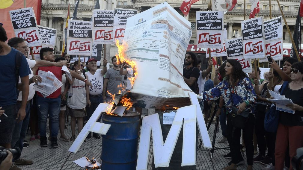 Los manifestantes arrojaron al fuego las facturas de diversos servicios.