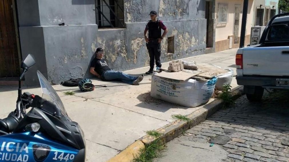 El motochorro colombiano rob� un celular en Caballito el 22 de enero.
