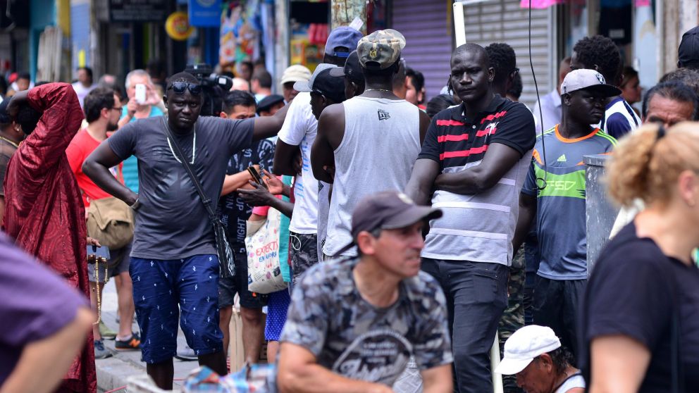 La disputa entre los manteros y la policía (Foto: Jonatan Moreno, Crónica)