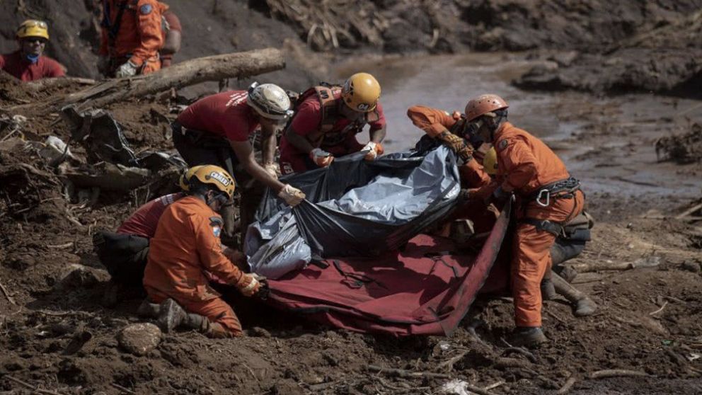 Bomberos y rescatistas continúan sacando cuerpos.