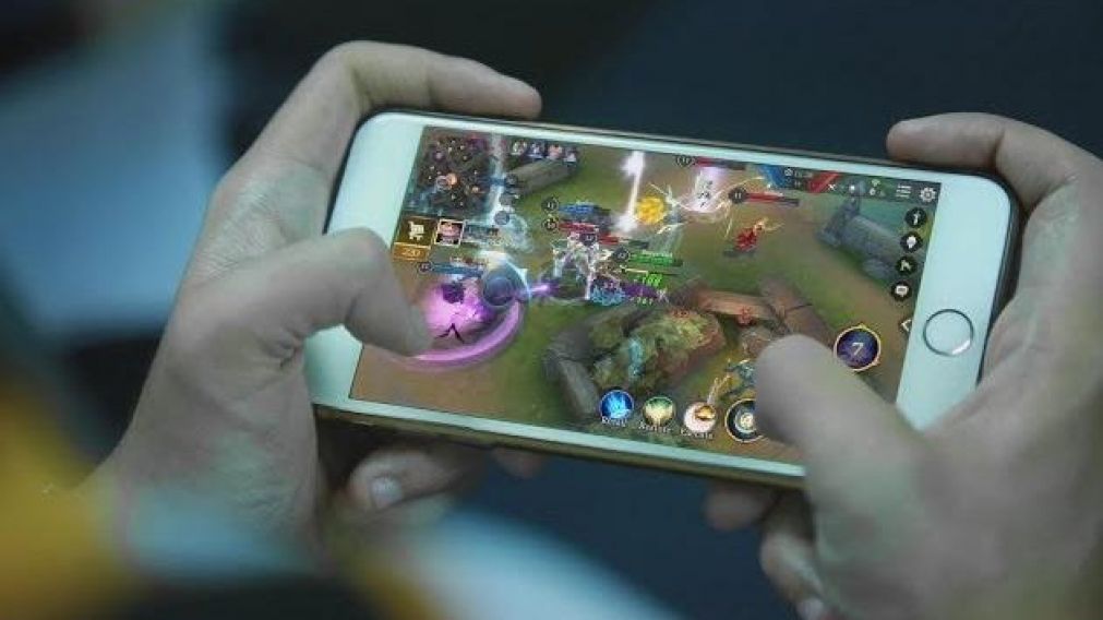 El joven sufri� un accidente por no perder una partida a su juego favorito.