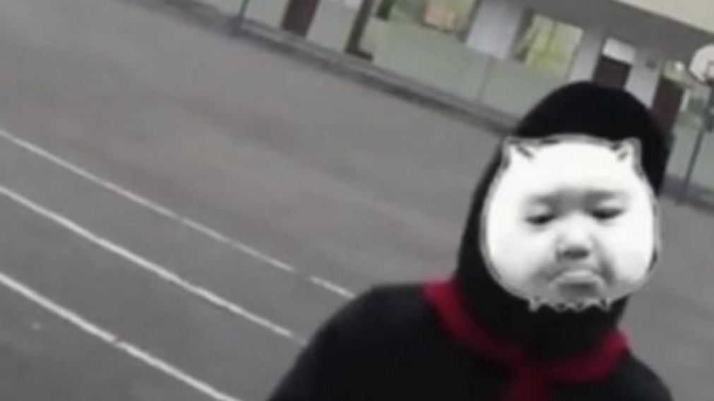 La policía compartió la historia del menor en las redes pero con su cara cubierta.