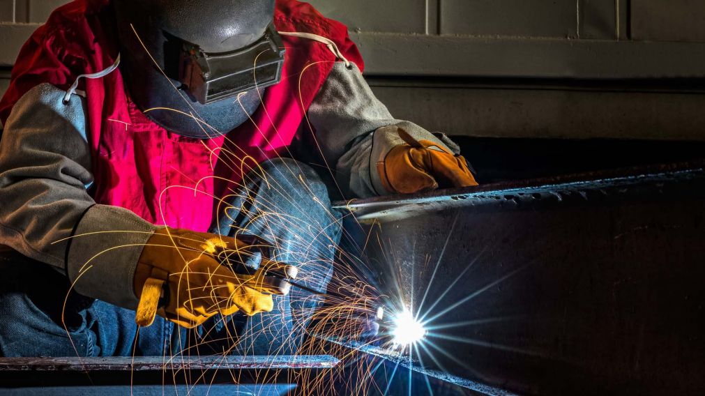 Con la industria en crisis, Cambiemos busca cambios en las condiciones de empleo.