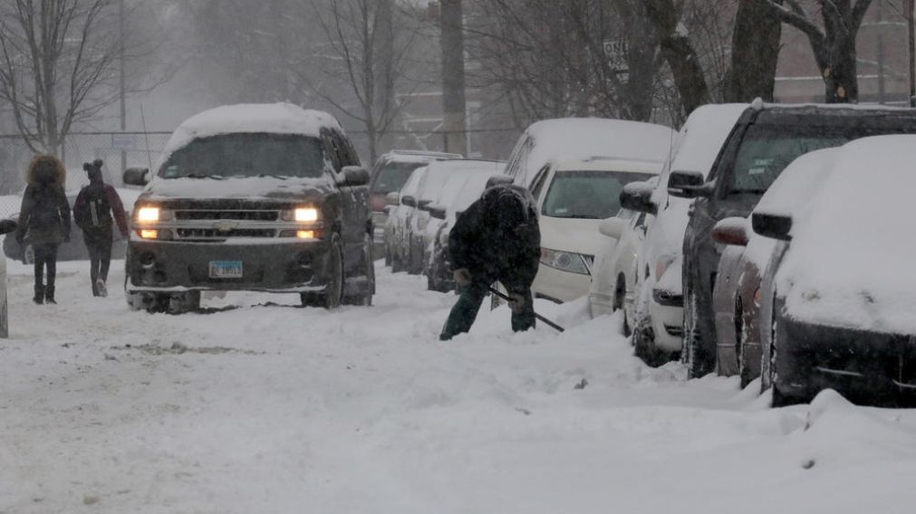 Las calles y los autos amanecieron cubiertos de nieve.