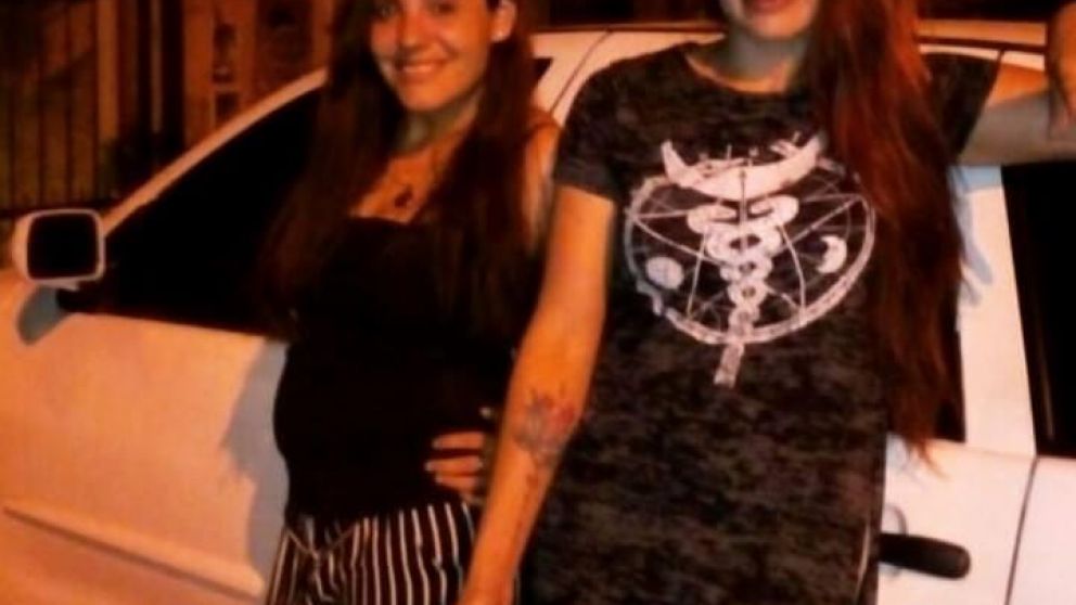 Estefanía y Carla junto a uno de los vehículos de su remisería.