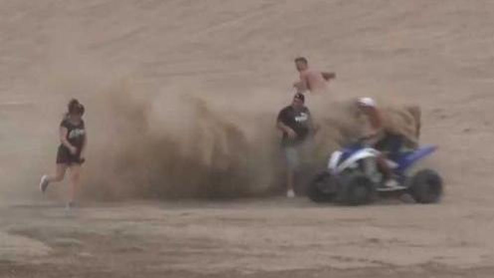 Los jóvenes además ensucian con arena intencionalmente a los turistas.