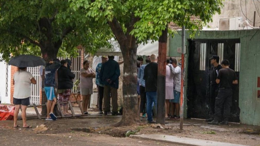 Vecinos y familiares de las v�ctimas en la vivienda donde ocurri� el fatal accidente.