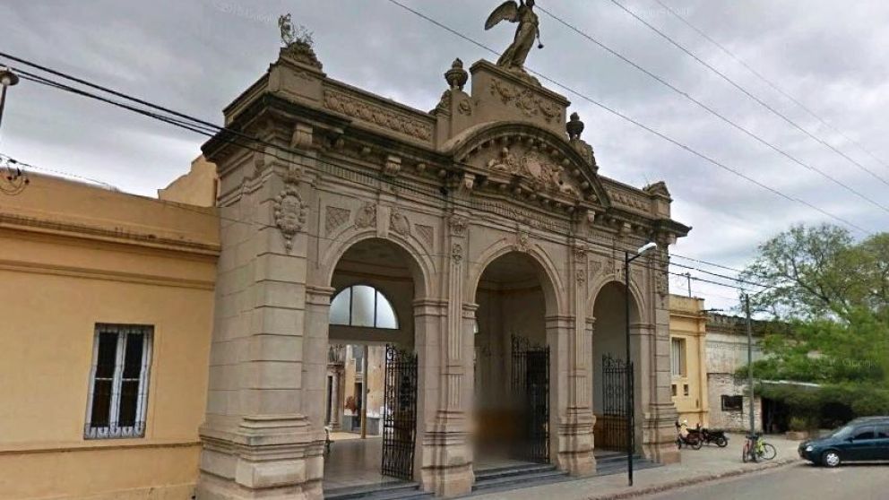 Fachada del cementerio de Chivilcoy.