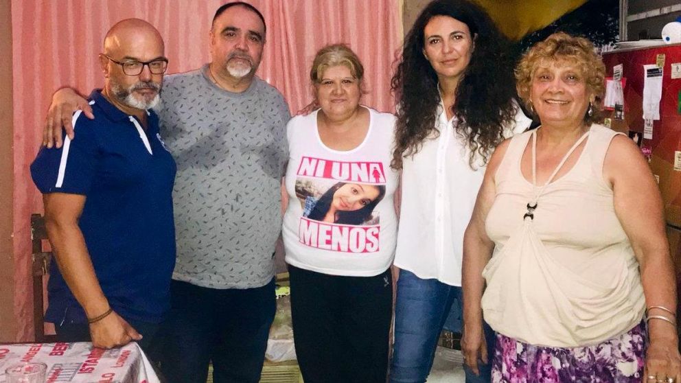 La diputada Marisol Merquel junto familiares de Ailen Decuzzi.
