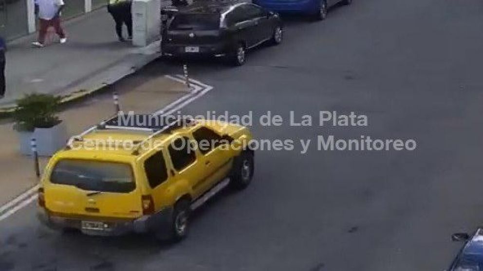 La camioneta fue seguida por las cámaras de la Municipalidad.