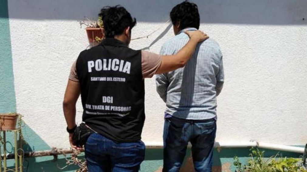 La policía secuestró un CPU y dos celulares al momento de detenerlo.