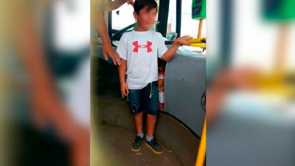 El llanto del niño arriba del colectivo, en la ciudad de La Plata.