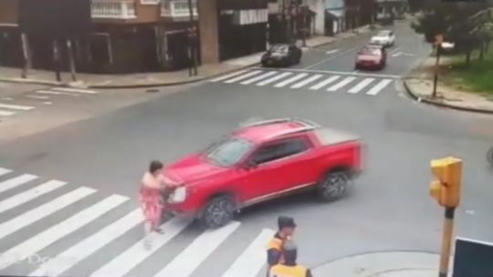 Mujer policía atropelló a abuela: confundió el freno con el acelerador