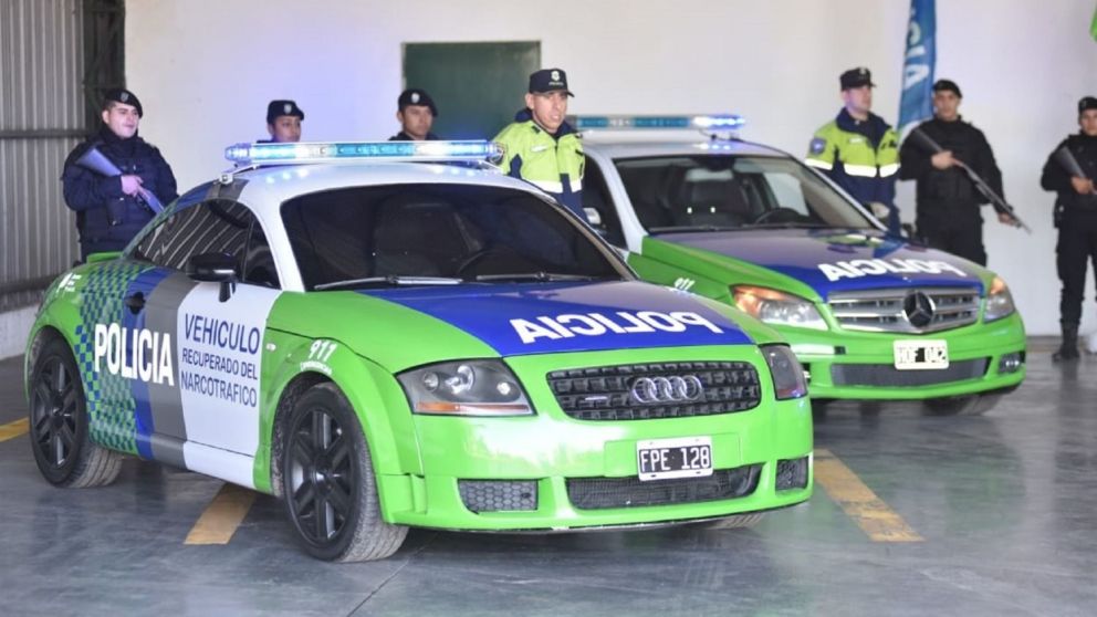 Un auto recuperado del narcotráfico, para la policía bonaerense.