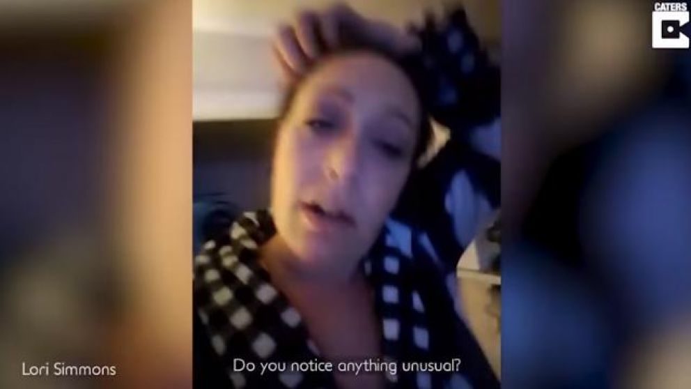 Una mujer vio un espectro detrás de su amiga.