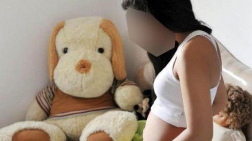 Producto de las violaciones la menor quedó embarazada.
