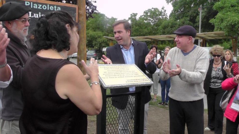 Gladys, la hermana de José Luis, al descubrir la placa conmemorativa.