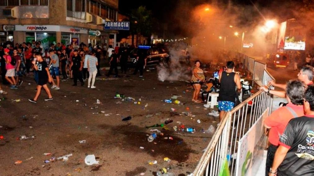 El caos reinó durante varios minutos en el carnaval de Corrientes.