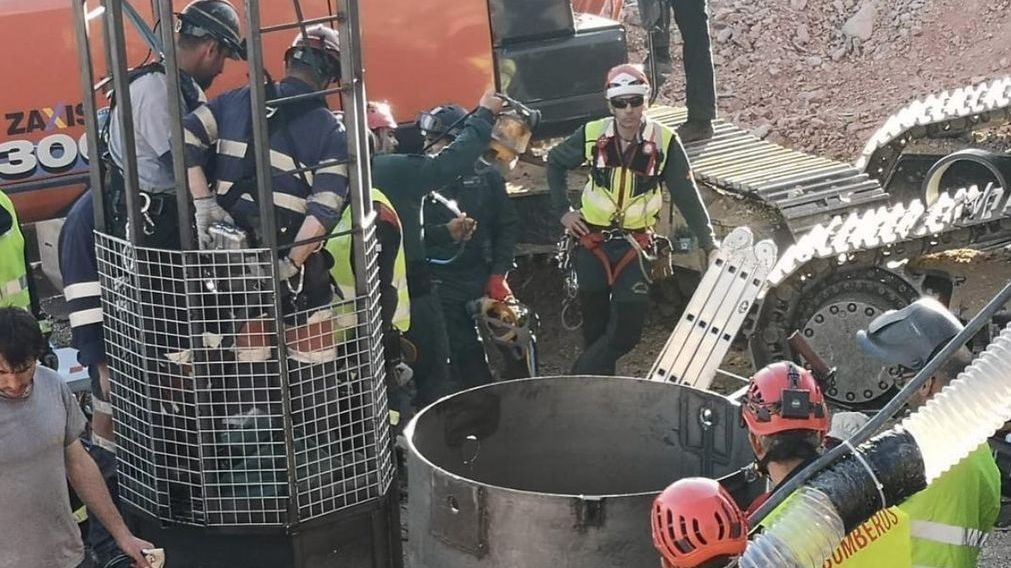Los rescatistas bajaron en una jaula por el túnel encamisado.