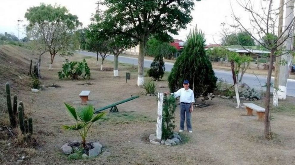 Serafín, solo, en "su" plaza, el espacio que con mucho amor constuyo.
