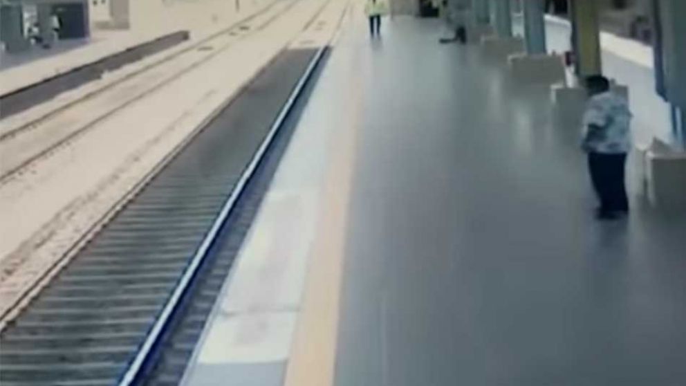 A la derecha de esta imagen se ve al hombre que protagonizó los hechos. (Captura de video)