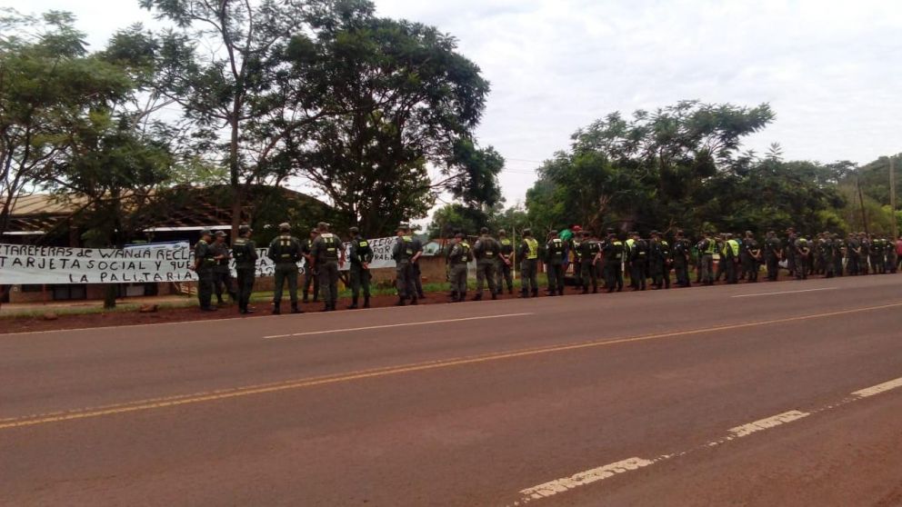 Los trabajadores reclamaban un subsidio y la entrega de "tarjetas alimentarias".