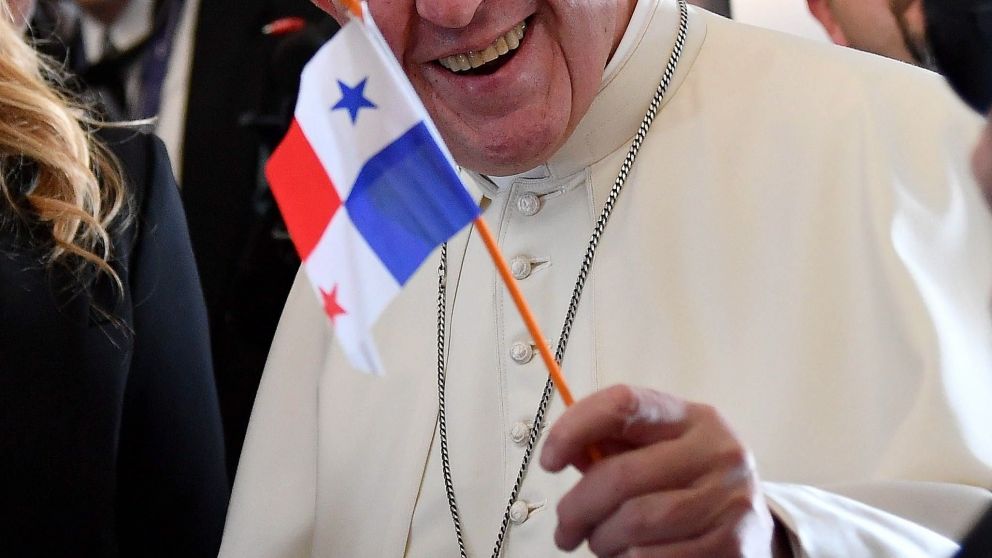 En el avión, Francisco hizo flamear la bandera panameña.