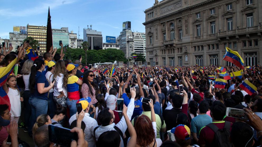 La plaza "El Vaticano", frente al Teatro Colón, repleta de venezolanos.