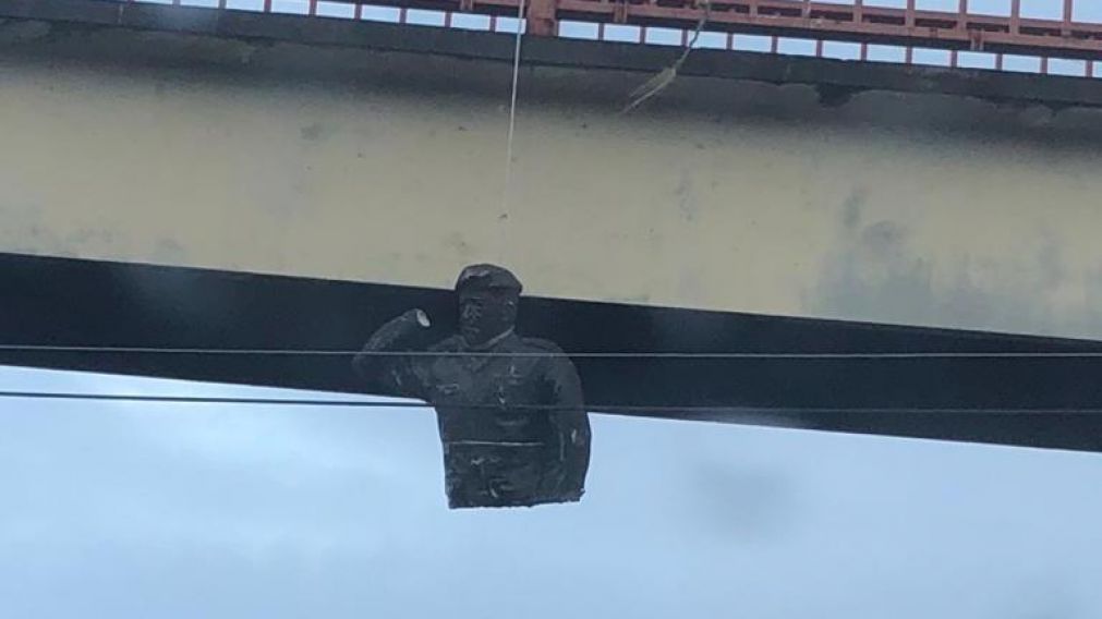 Luego de quemar la estatua, la parte superior fue colgada de un puente.